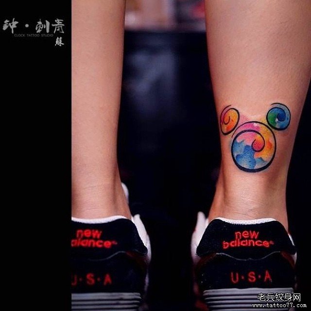 脚踝彩色泼墨米老鼠纹身图案