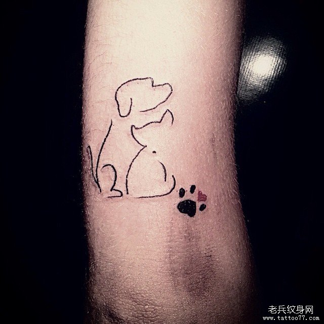 大臂狗线条小清新纹身图案