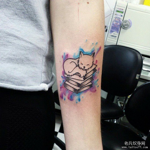 小臂彩色小清新泼墨猫书纹身图案