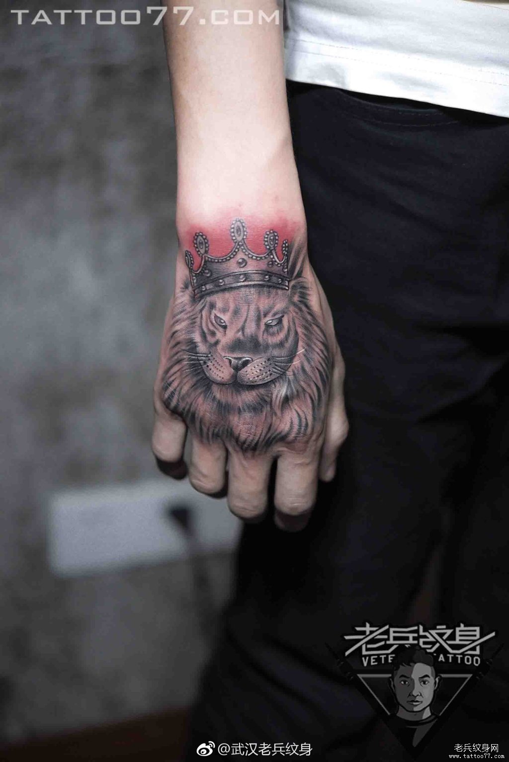 帅气个性的手背狮子纹身图案作品