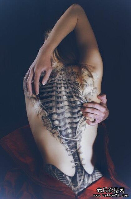 背部骷髅脊椎3d纹身图案