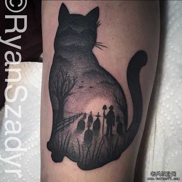 脚部黑灰猫风景纹身图案