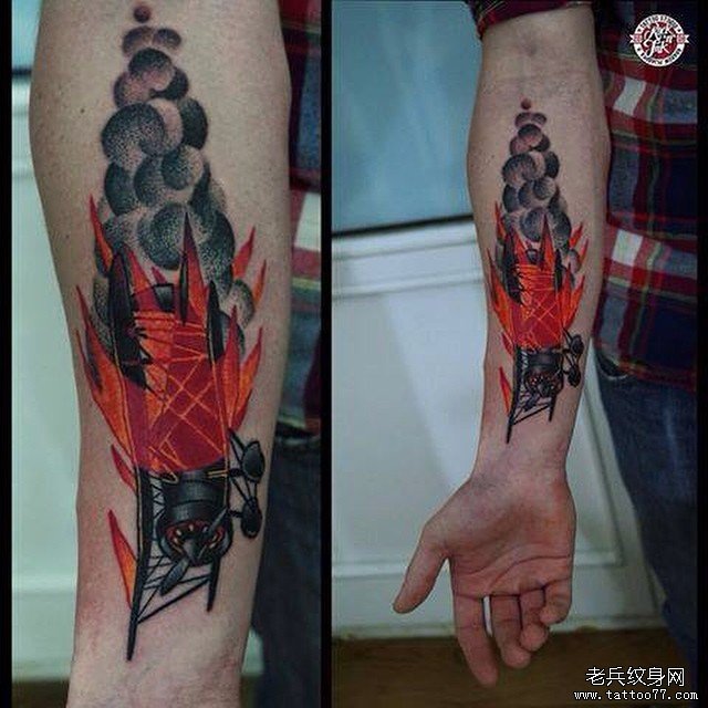 小臂欧美飞机火焰纹身图案