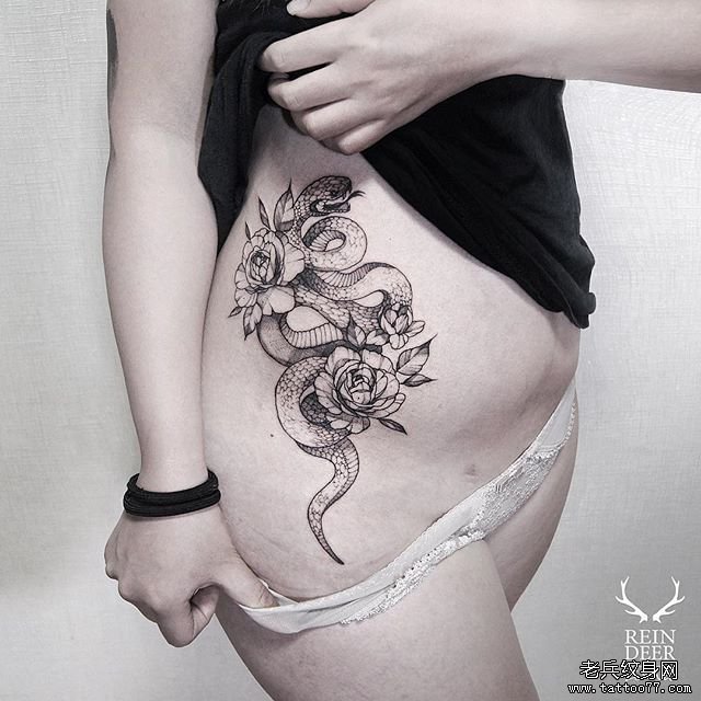 腹部小清新黑灰蛇花卉纹身图案
