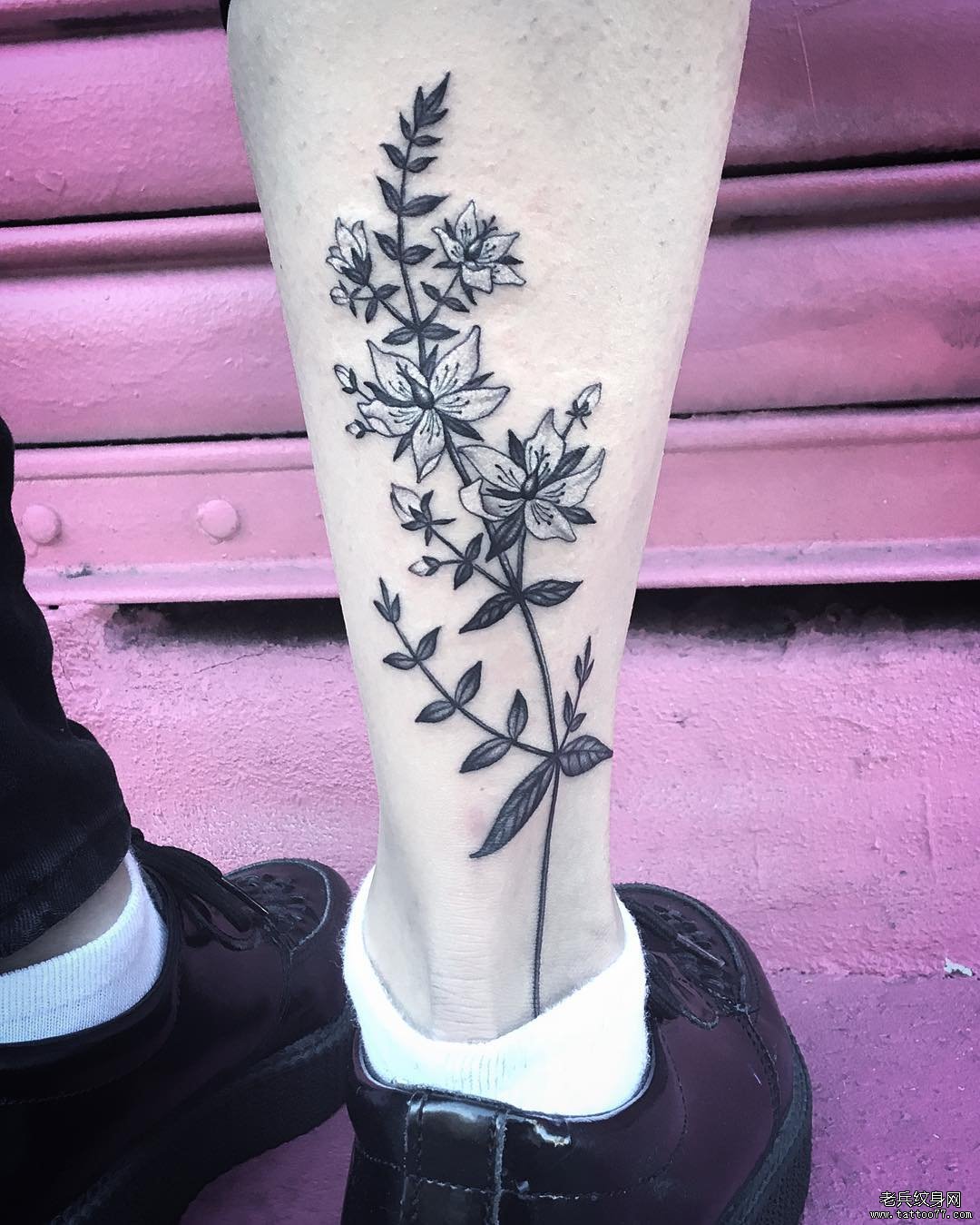 脚踝小清新欧美黑灰花卉纹身图案