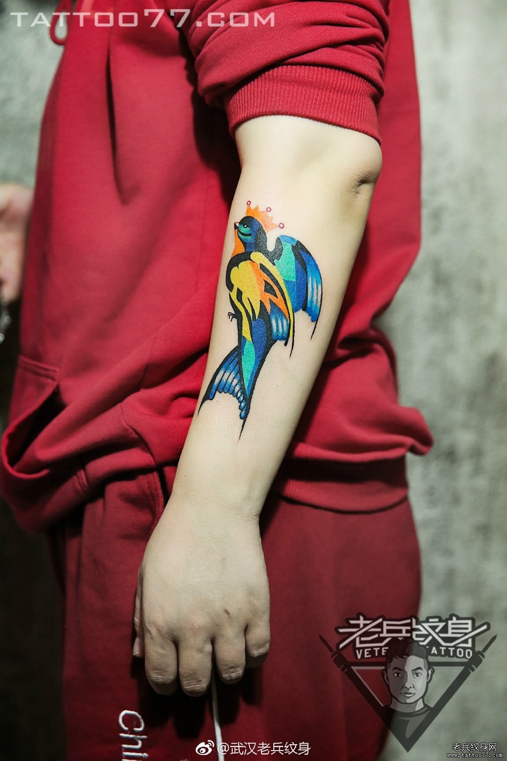 手部皇冠燕子纹身图案作品