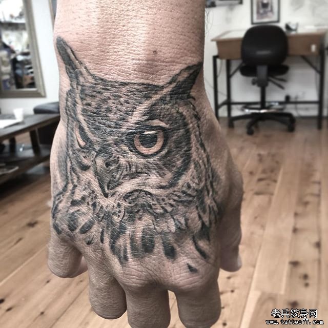 手背黑灰欧美猫头鹰纹身图案