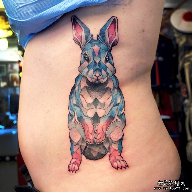 侧腰彩色兔子纹身欧美图案
