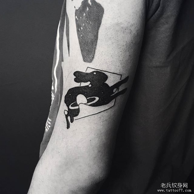 大臂兔子图腾纹身图案