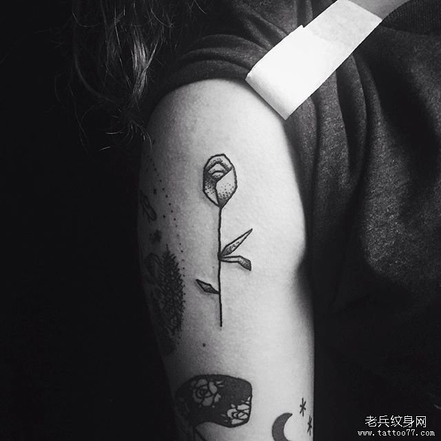 大腿小清新玫瑰线条纹身图案