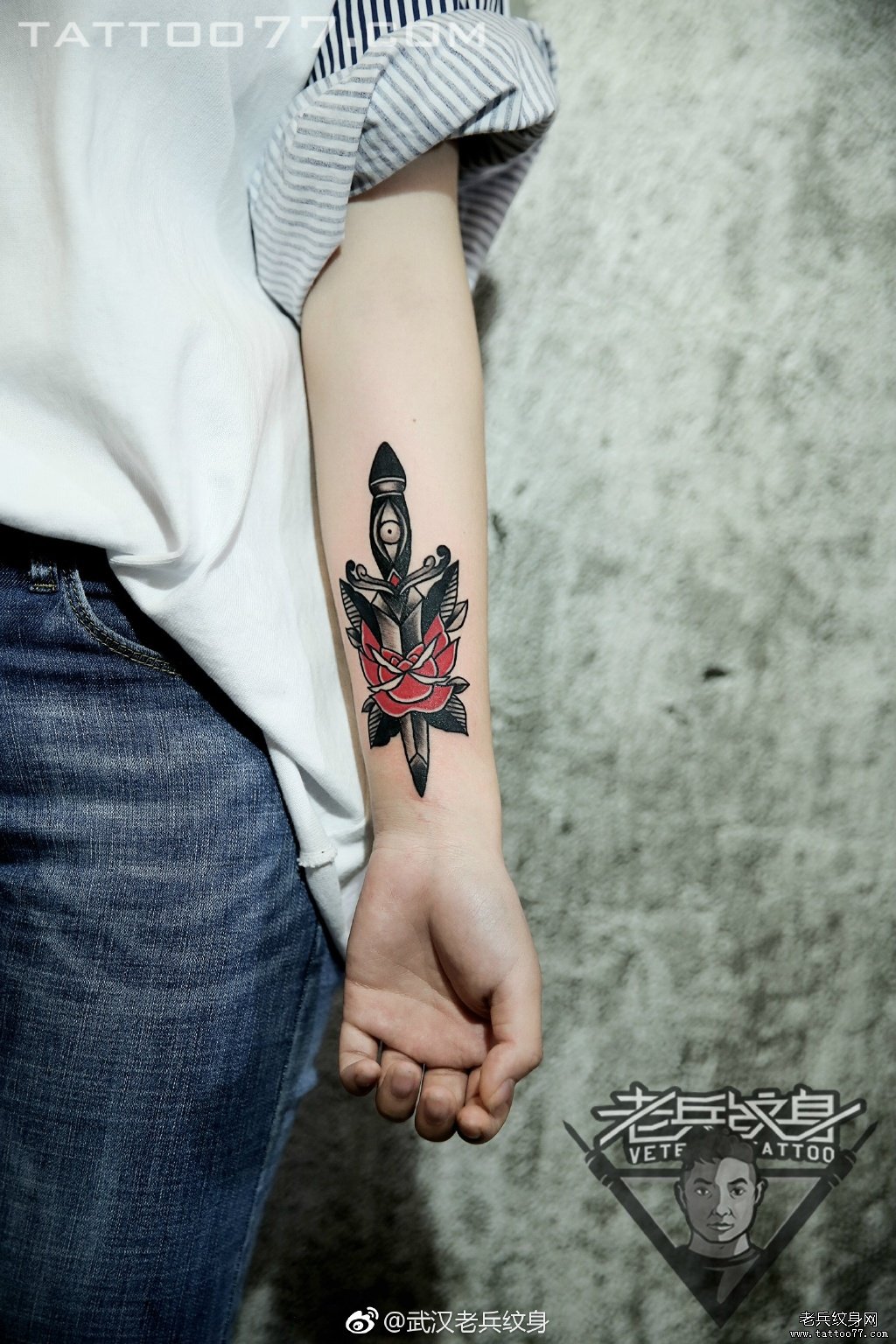 武汉妹子的手部匕首玫瑰花纹身图案作品