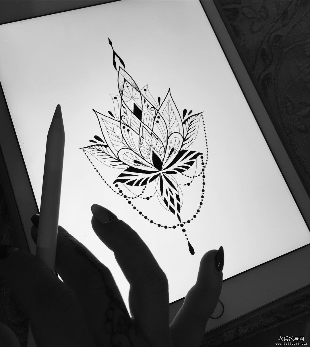 欧美莲花线条挂饰纹身图案手稿