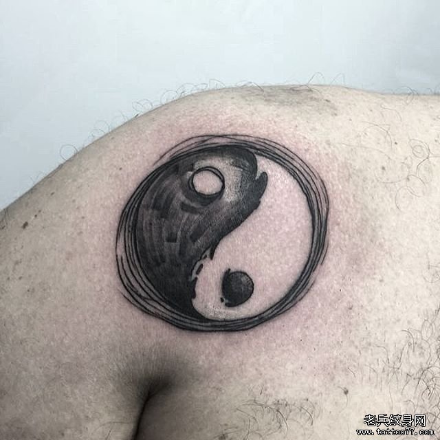 肩部八卦线条黑灰纹身图案