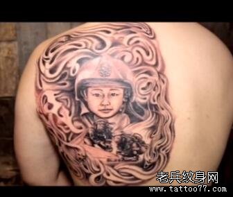 兵哥为退役消防员打造的后背肖像纹身视频
