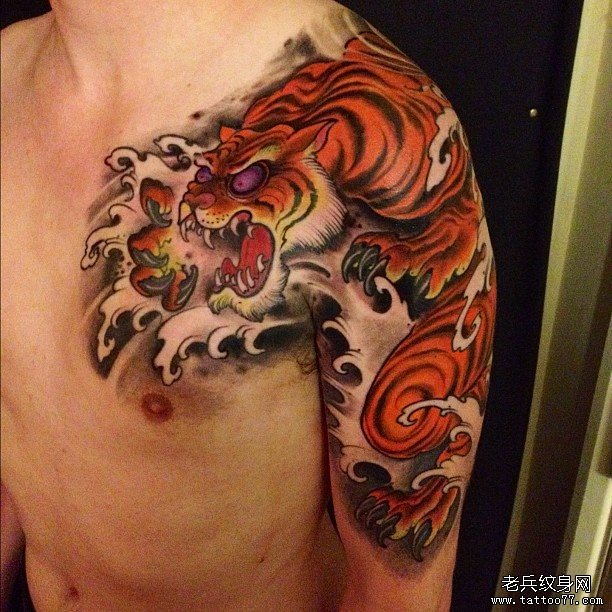 传统老虎半胛彩色纹身图案