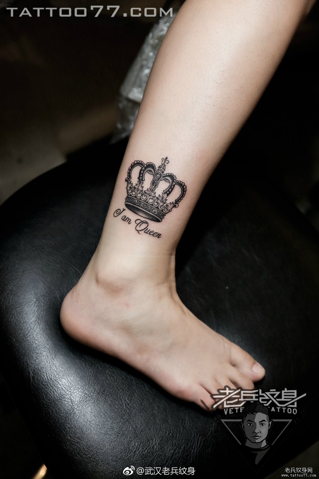 脚踝皇冠字母纹身图案作品