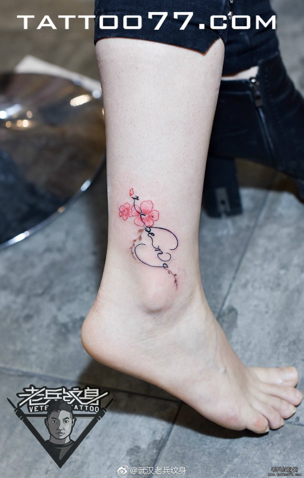 武汉女纹身师打造的脚踝樱花字母纹身图案作品