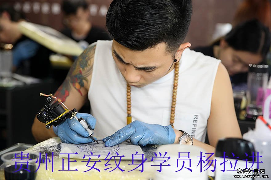 贵州正安纹身学员杨拉进纹身培训中