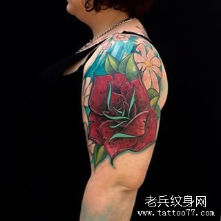 大臂彩色欧美玫瑰花纹身图案