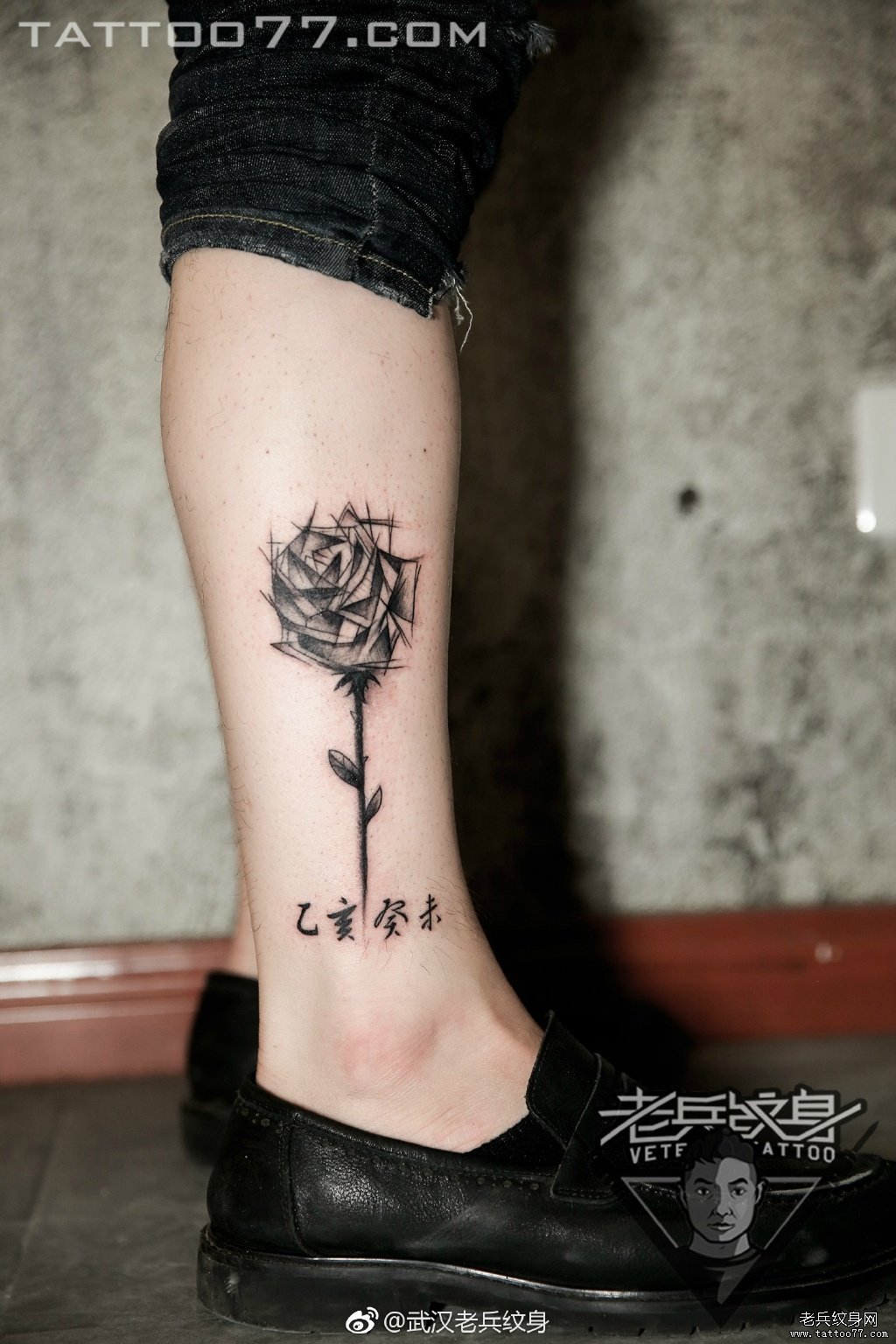 小腿黑灰素描玫瑰花纹身图案作品