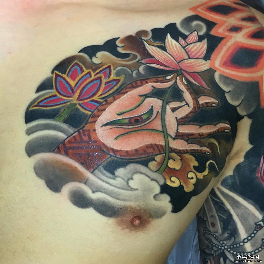 胸口传统彩色佛手莲花纹身图案