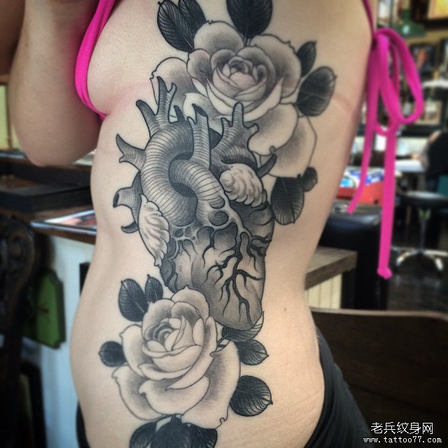 侧腰欧美黑灰玫瑰心脏纹身图案