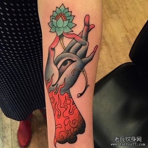 小臂彩色传统佛手莲花纹身图案