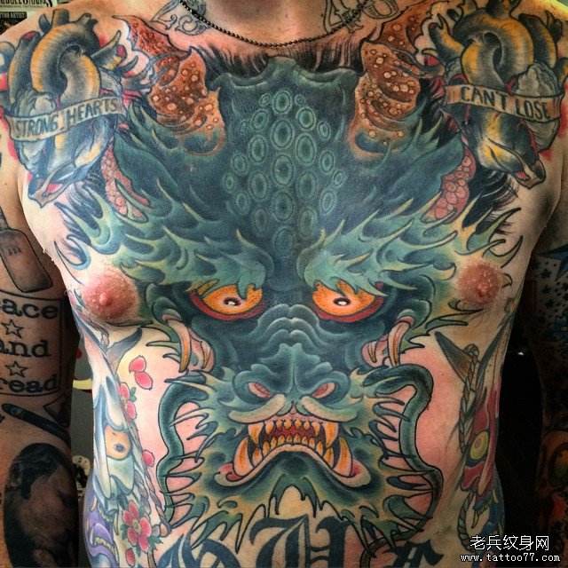 欧美彩色花胸龙纹身图案