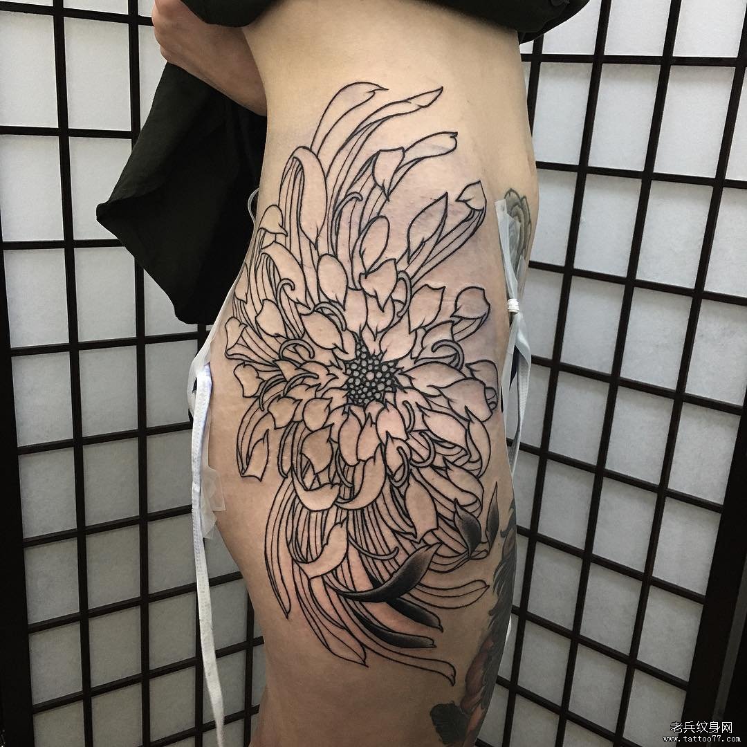 大腿黑灰菊花线条纹身图案