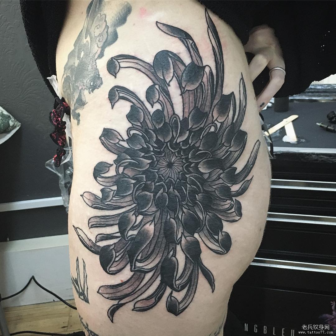 大腿黑灰菊花传统纹身图案