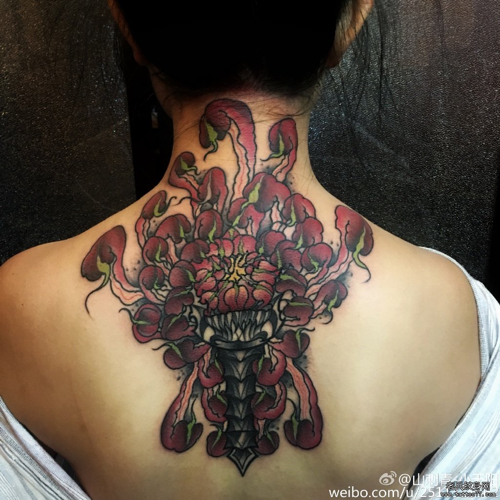 背部彩色菊花纹身图案
