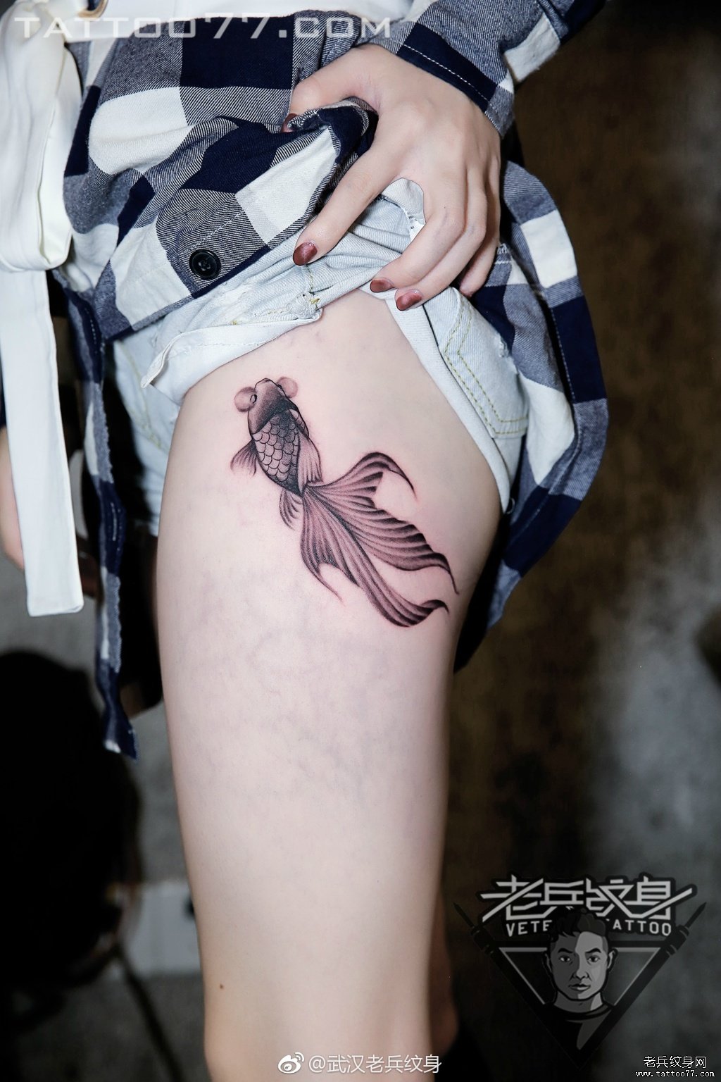 大腿金鱼纹身图案作品