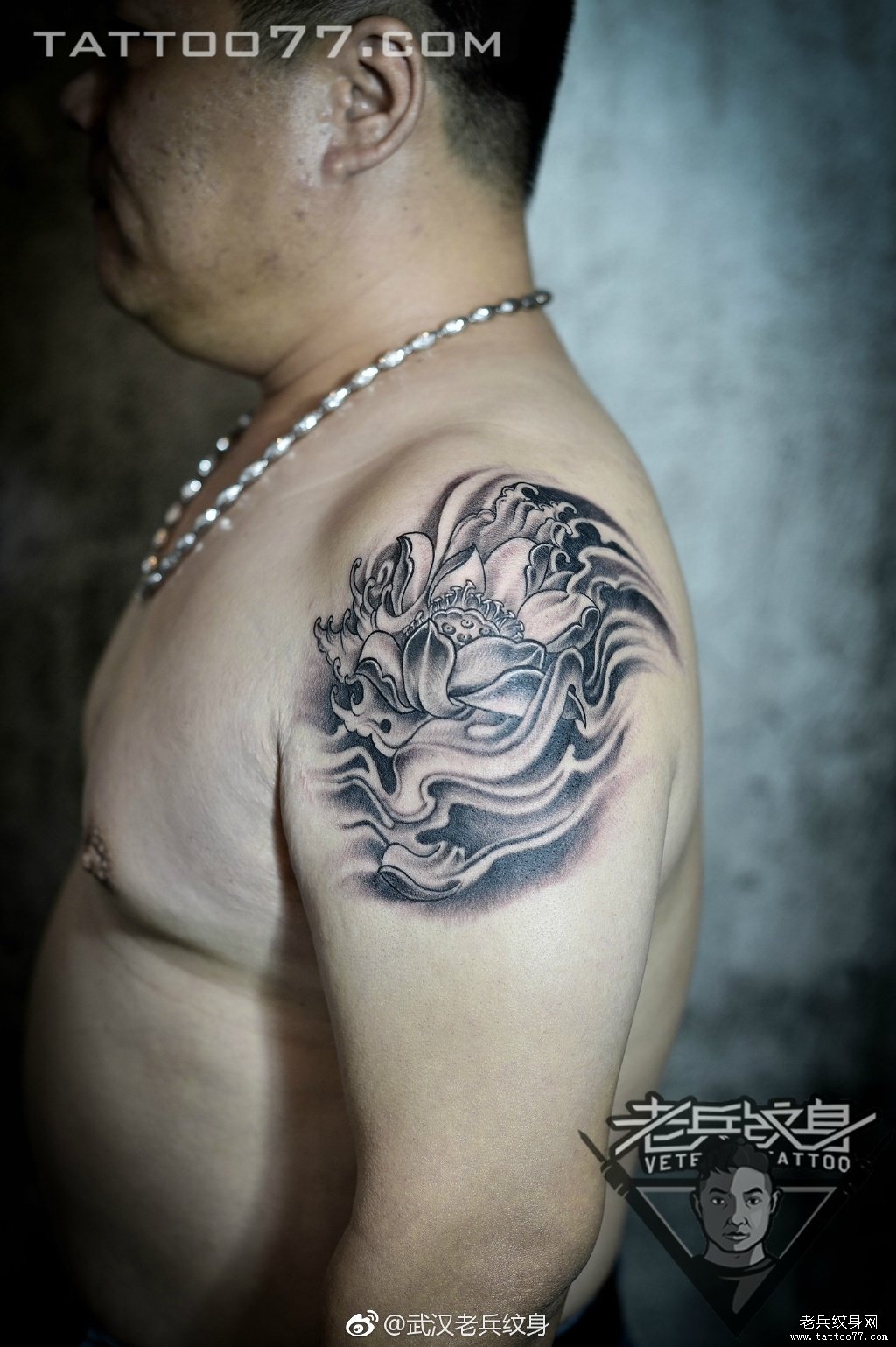 武汉刺青打造的大臂莲花纹身图案作品