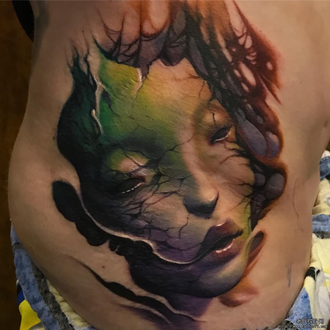 侧腰彩色欧美人像纹身图案