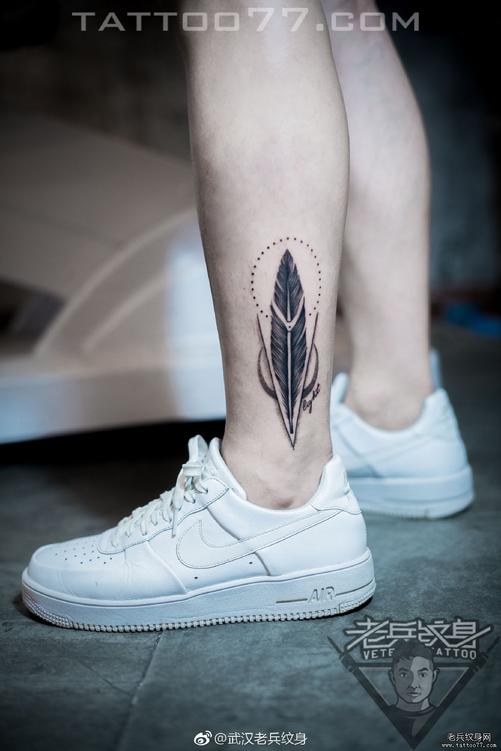 脚踝羽毛纹身图案作品由武汉纹身店打造