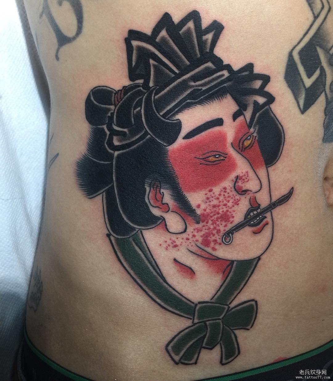 腹部日式传统纹身生首图案