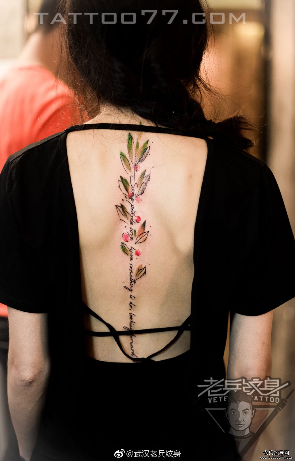脊椎花卉字母纹身图案作品