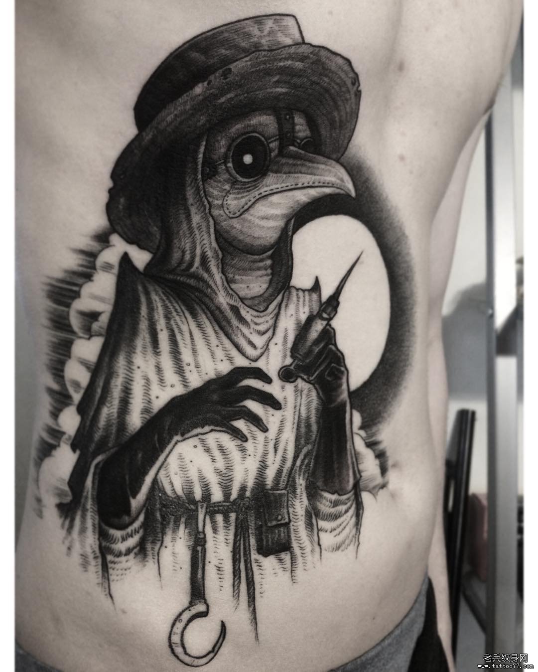 腹部黑灰乌鸦面具纹身图案