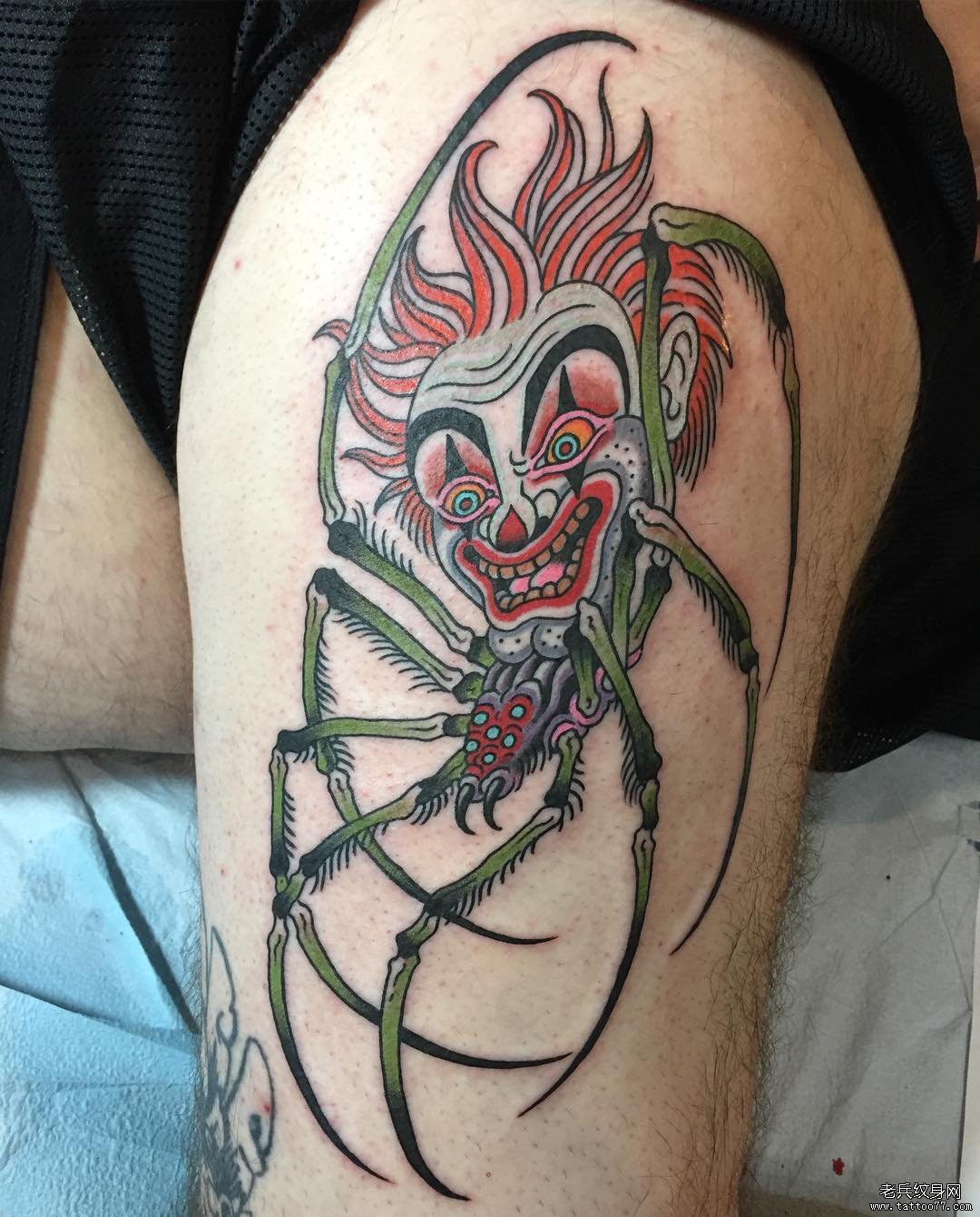 大腿欧美彩色蜘蛛小丑纹身图案