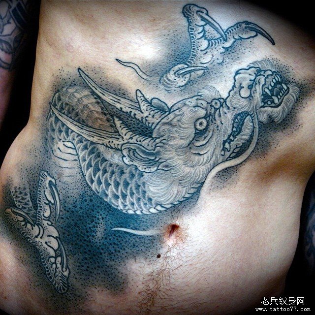 腹部黑灰龙纹身传统图案