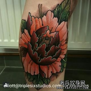 小腿牡丹彩色纹身图案