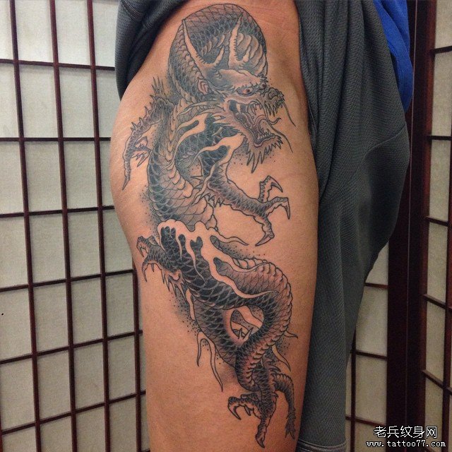 传统黑灰龙大腿纹身图案