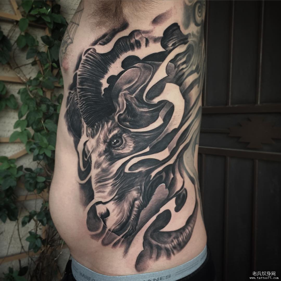 侧腰黑灰欧美纹身羊头图案
