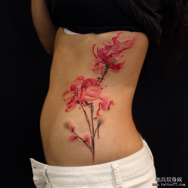 侧腰水彩泼墨彩色花纹身图案