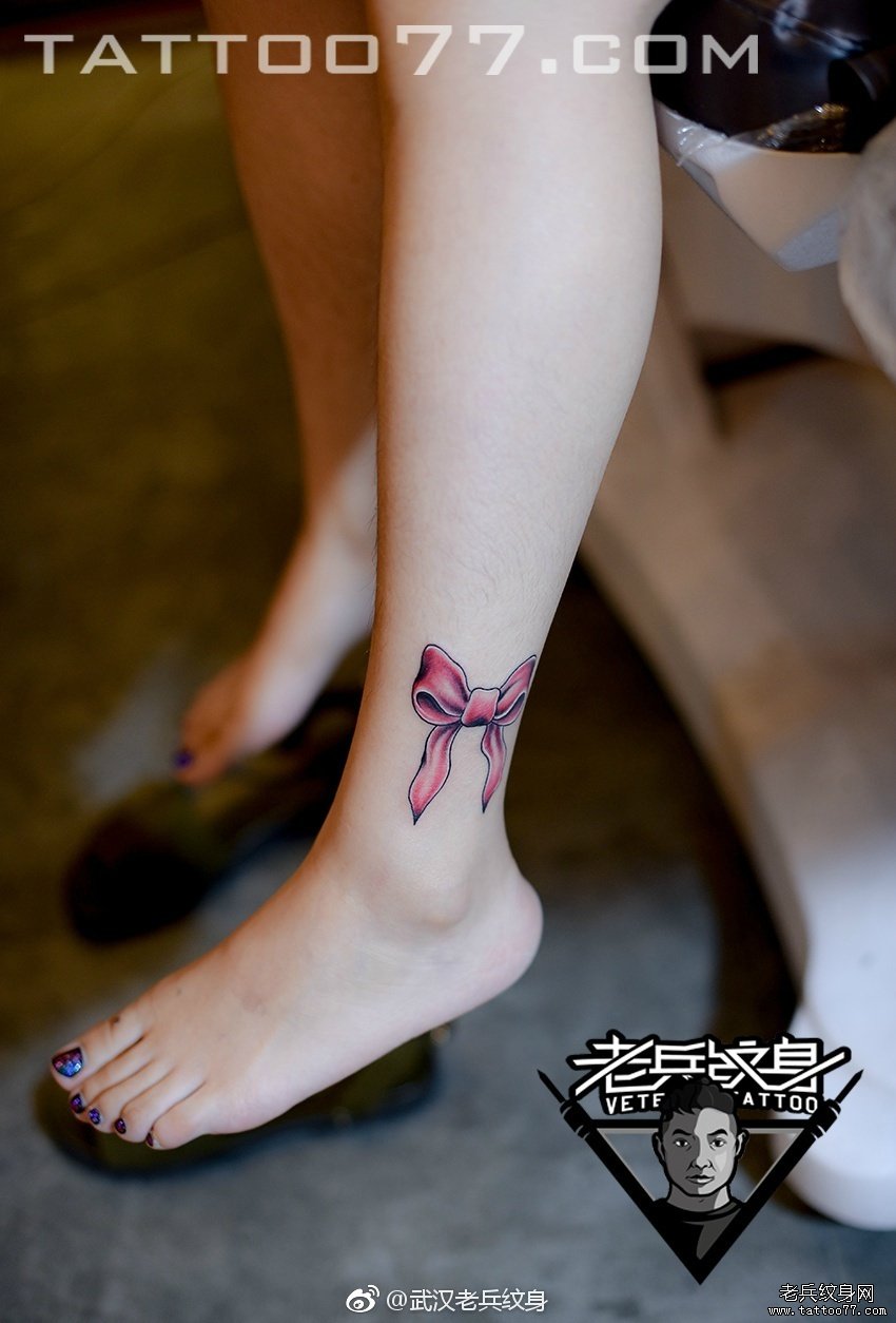 脚踝粉色蝴蝶结纹身图案作品