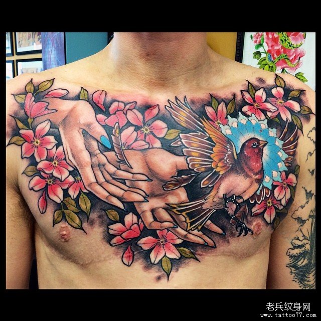 欧美彩色花胸鸟手纹身图案