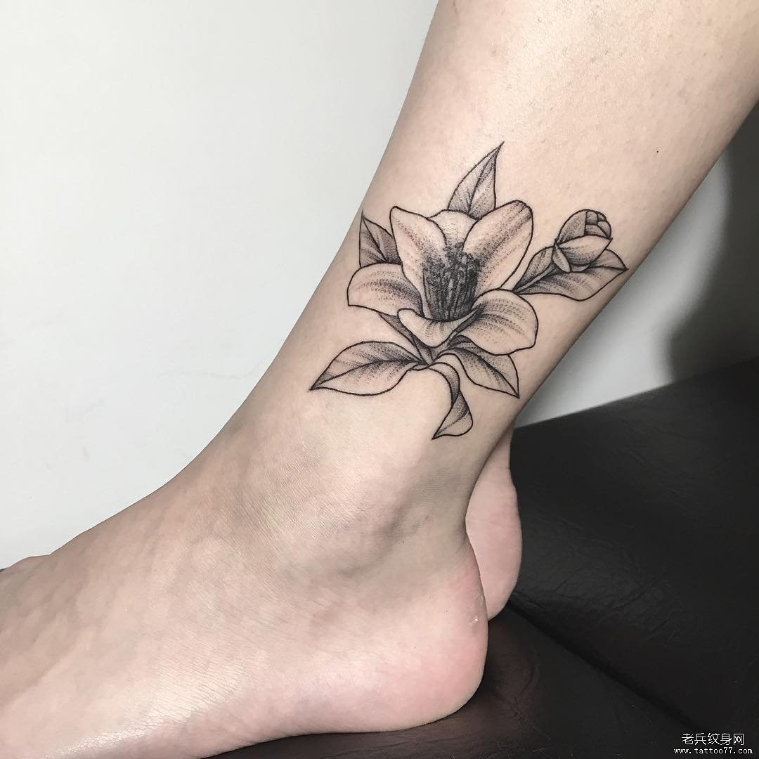 脚踝黑灰花卉纹身图案