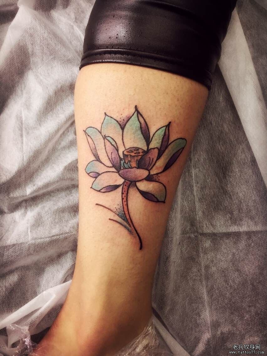 脚踝彩色纹身莲花图案