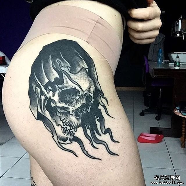 大腿黑灰欧美骷髅纹身图案
