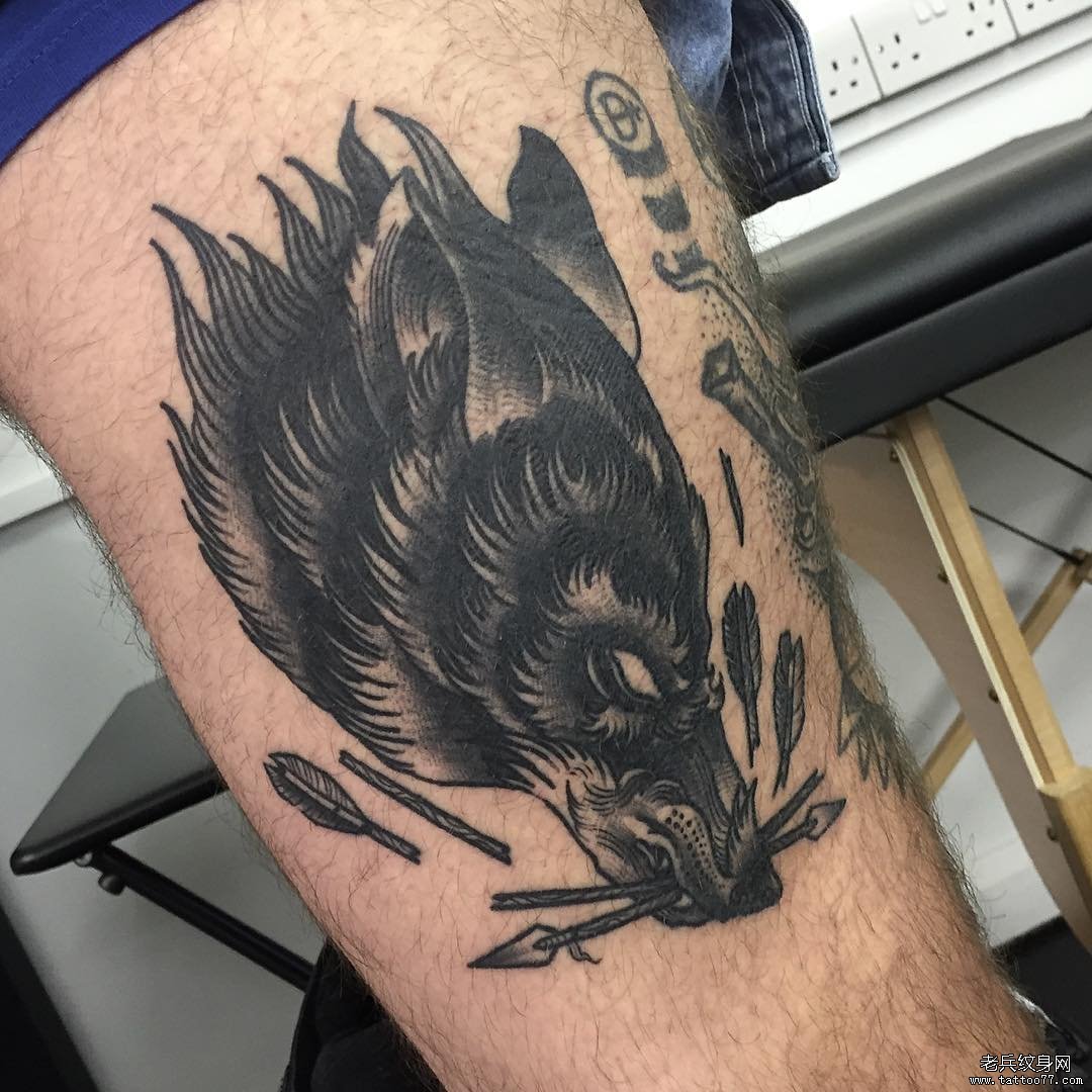 大腿狼头黑灰箭school纹身图案